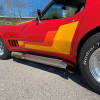 Présence d'un bossage de capot pour Filtre à air V8 EDELBROCK
Toit targa T-Top en 2 parties escamotable avec housse de rangement.
Carburateur quadruple corps polie en aluminium 650 CFM Type PROFORM .
Tuyau de carburant en caoutchouc synthétique protégé par tresse perform-O-FLEX d’Earl -
Raccords & Adaptateurs de tuyaux de mamelon unique d’auto-fit.
Collecteurs d’admission EDELBROCK -
Couvres culasses et le couvercle de filtre à air chromé EDELBROCK
Collecteurs échappements HOOKER Tubes Silencieux Performance et 2 pots d’échappement latéraux Type Hooker homologué.
Lame arrière en composite Type 
